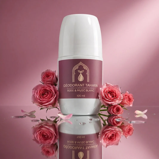 Stick déodorant blanc Tahara avec étiquette rose, roses autour et 100 ml
