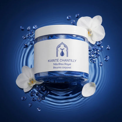 Pot de beurre corporel blanc à bande bleue, éclat d’eau bleue et fleurs blanches.