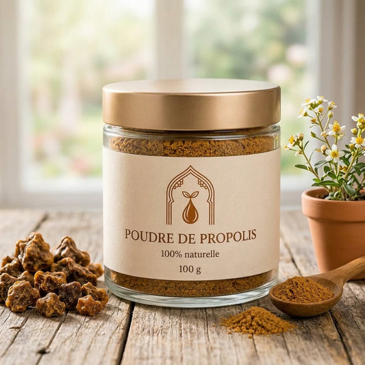 Pot en verre de poudre de propolis, couvercle doré, cuillère et granules de propolis.