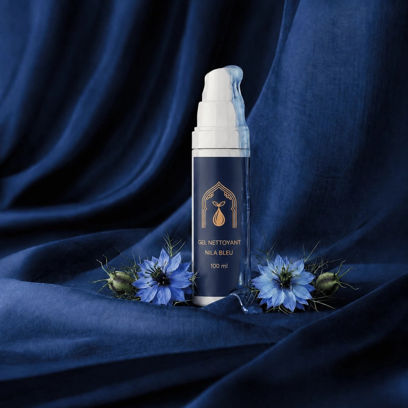 Flacon de gel nettoyant nila bleu avec fleurs bleues, présentation sur tissu.