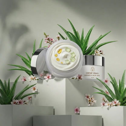 Pot de crème visage ouvert, texture blanche avec gouttelettes dorées et dés verts