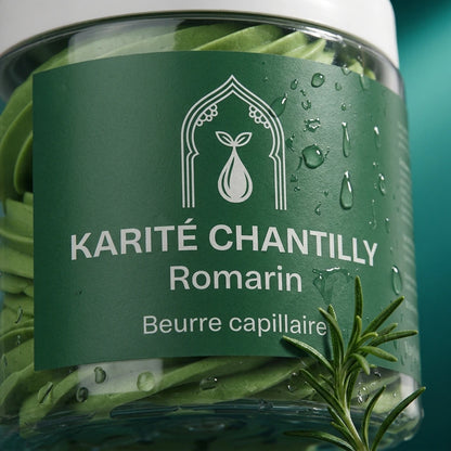 Pot de beurre de karité chantilly au romarin vert, étiquette blanche, gouttelettes visibles.