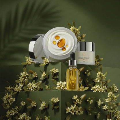 Crème visage à l’argan bio : pot ouvert et flacon ambré, crème ivoire