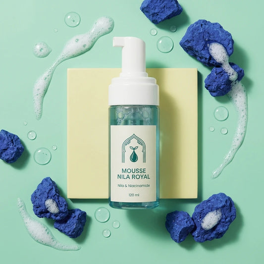 Flacon-pompe de mousse, liquide bleu-vert, pompe blanche, bulles et éclaboussures