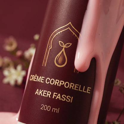 Gros plan de l’étiquette Crème corporelle Aker Fassi 200 ml sur flacon brun