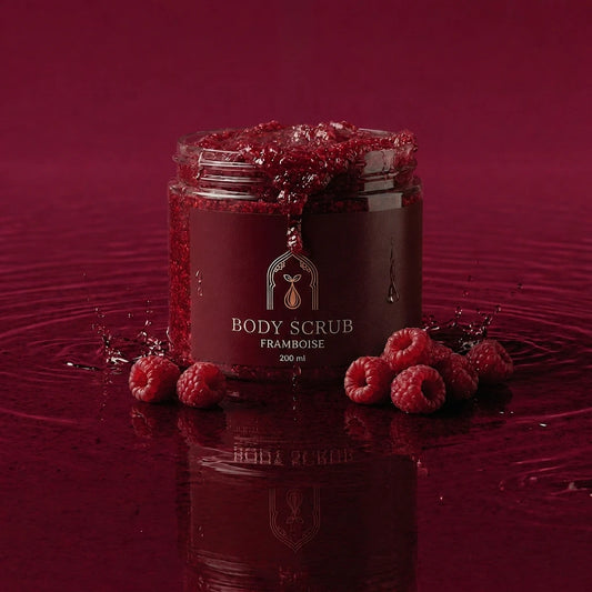 Gommage pour le corps à la framboise en pot en verre rouge, grains visibles
