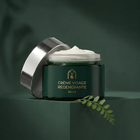 Crème visage régénérante en pot vert foncé, couvercle argent ouvert.