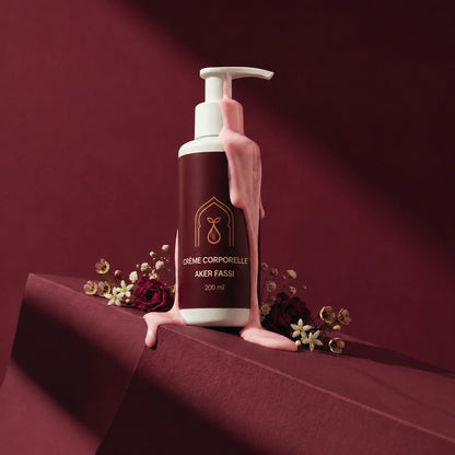 Crème pour le corps Aker Fassi, flacon brun à pompe blanche avec écoulement crème rose