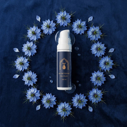 Flacon de gel nettoyant nila bleu au centre, entouré de fleurs bleues et perles.