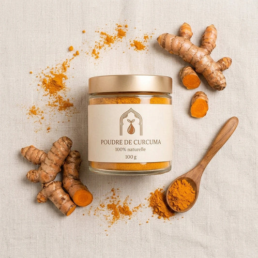 Bocal de poudre de curcuma dorée avec racines de curcuma et cuillère en bois