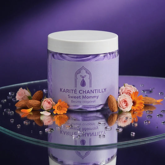 Pot de chantilly au karité lilas avec couvercle blanc, décor floral sur plateau.