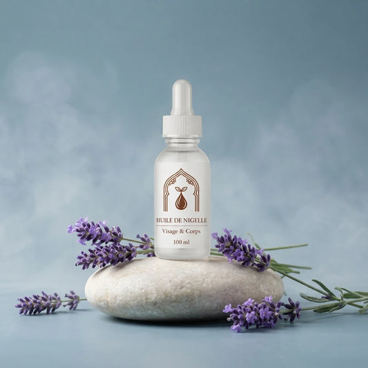 Flacon d’huile de nigelle visage et corps 100 ml, avec fleurs de lavande.