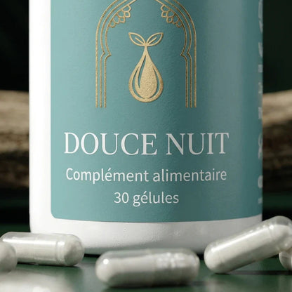 Bocal de gélules de mélatonine, gros plan sur l’étiquette et gélules blanches