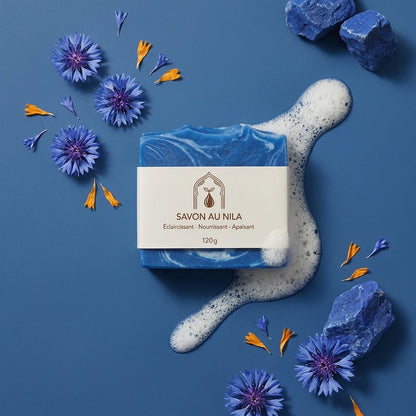 Savon en barre bleu avec mousse blanche, étiquette beige, 120 g.