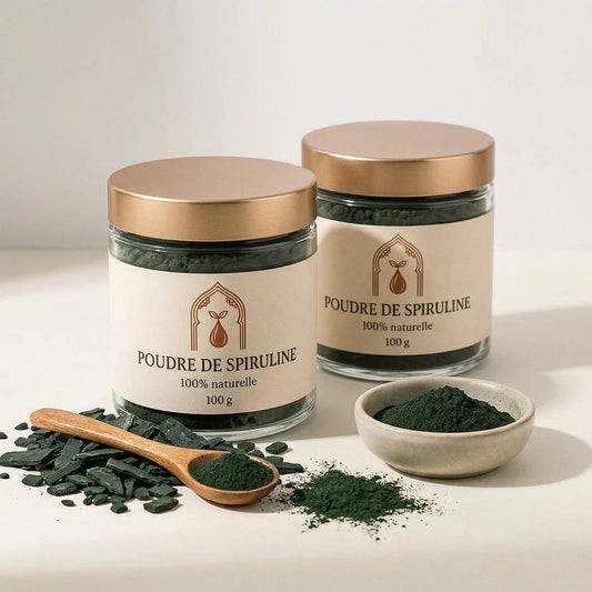 Deux pots de poudre de spiruline verte bio, couvercles dorés, poudre sur cuillère