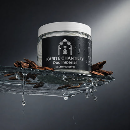 Pot de beurre corporel, jets d’eau et morceaux de bois bruns autour.