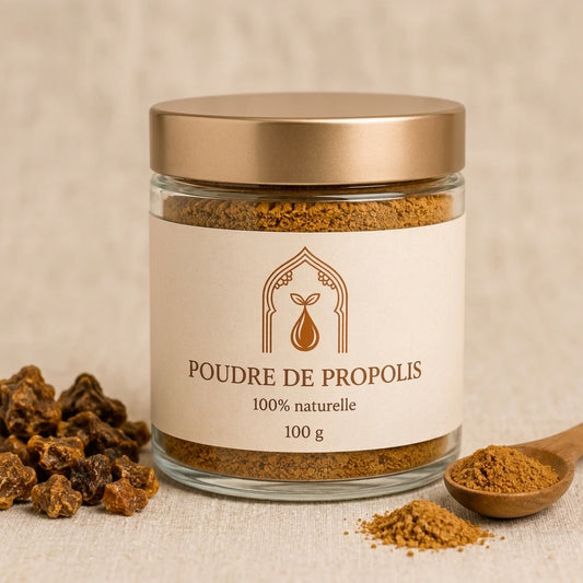 Pot en verre de poudre de propolis, couvercle doré, avec poudre en vrac autour.