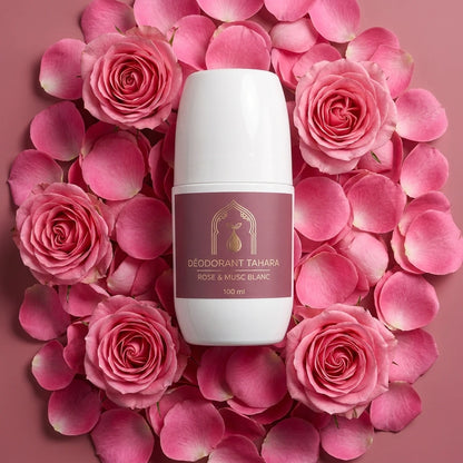 Flacon de déodorant Tahara blanc, étiquette rose, entouré de fleurs roses, 100 ml