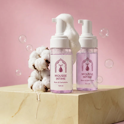 Mousses pour soins intimes, deux flacons pompes, étiquettes violettes, 120 ml