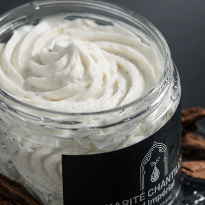 Beurre corporel blanc et texture fouettée, pot en verre avec étiquette noire.