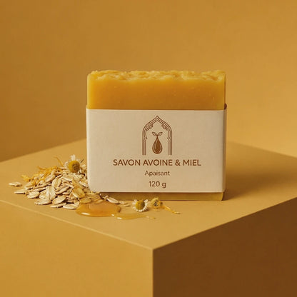 Barre de savon jaune à l’avoine et au miel avec flocons, étui blanc