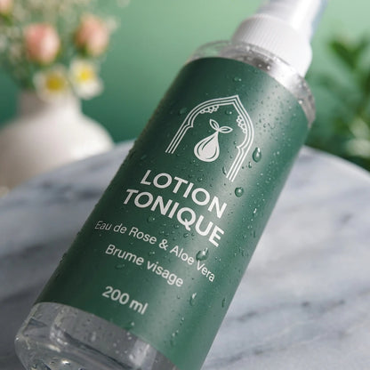 Gros plan sur flacon de lotion tonique vert à spray : « LOTION TONIQUE », « Eau de Rose & Aloe Vera ».