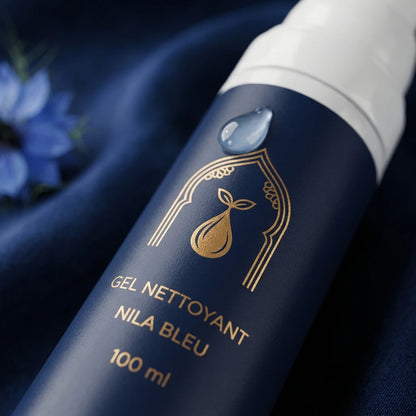 Flacon de gel nettoyant nila bleu, vue rapprochée de l’étiquette, 100 ml.