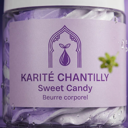 Pot de beurre corporel Sweet Candy, étiquette violette, grosses gouttes visibles.