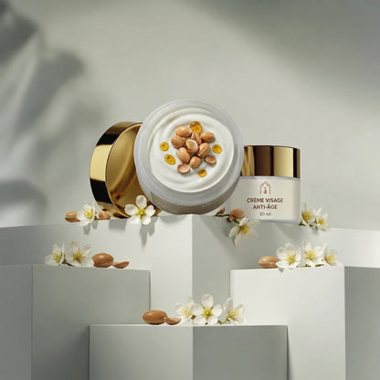 Pot de crème visage anti-âge blanche, couvercle doré, vue rapprochée