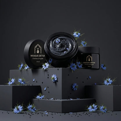 Coffret de masques noirs : pots et étuis rectangulaires, granules et fleurs bleues