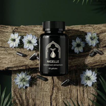 Flacon noir Nigelle 60 gélules sur bois, capsules sombres dispersées et fleurs blanches.