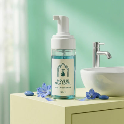 Mousse Nila Royal en flacon-pompe, verre transparent, liquide bleu-vert