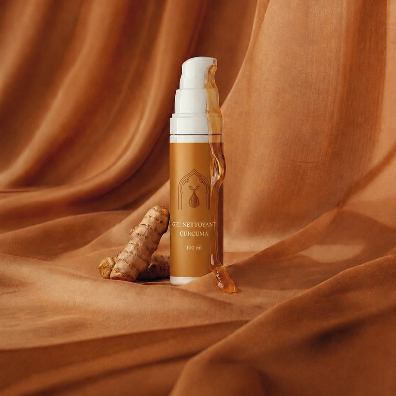 Flacon-pompe de gel nettoyant à la curcuma avec gel doré et racines.