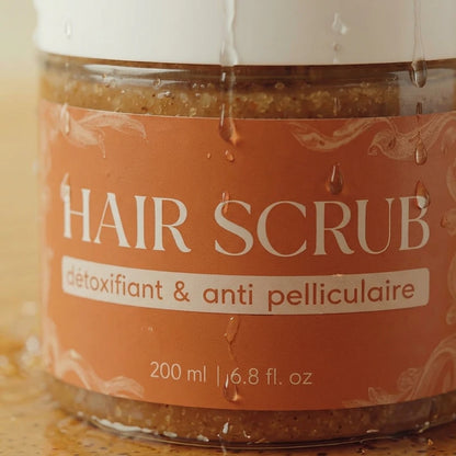 Gros plan du gommage capillaire anti-pelliculaire 200 ml, pot brun et étiquette