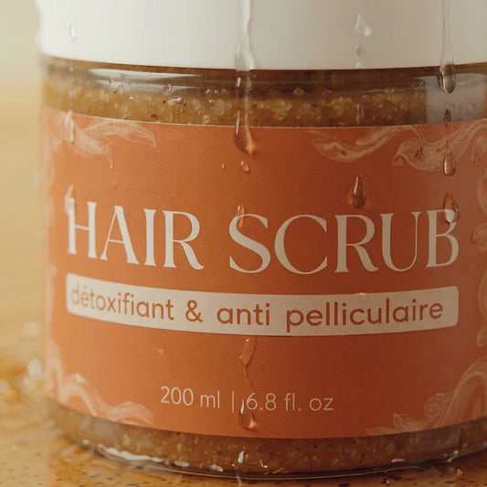 Gros plan du gommage capillaire anti-pelliculaire 200 ml, pot brun et étiquette