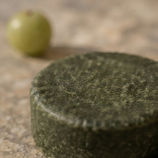 Pain de shampoing solide vert amla, vue rapprochée de la texture