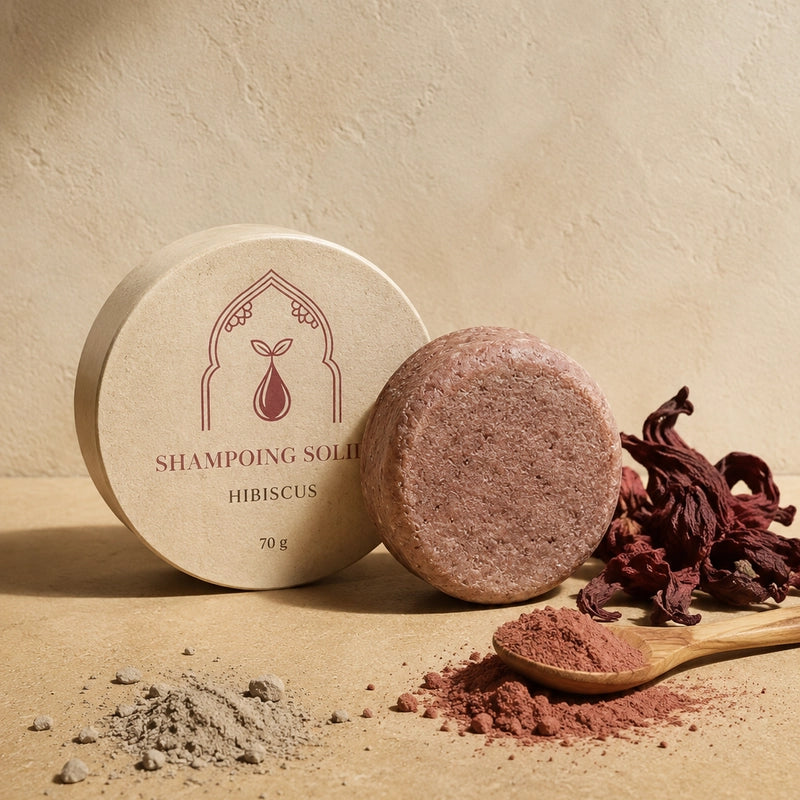 Shampoing solide brun avec pot circulaire portant l’étiquette « Shampoing solide ».