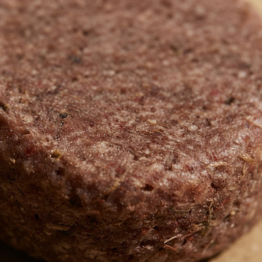 Shampoing solide brun en gros plan, texture granuleuse.