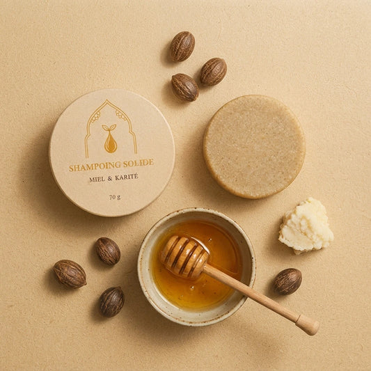 Shampoing solide beige en boîte ronde, pastille et brisures de cacao