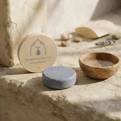 Shampoing solide rond gris bleuté avec pot Nila & Ghassoul, 70 g